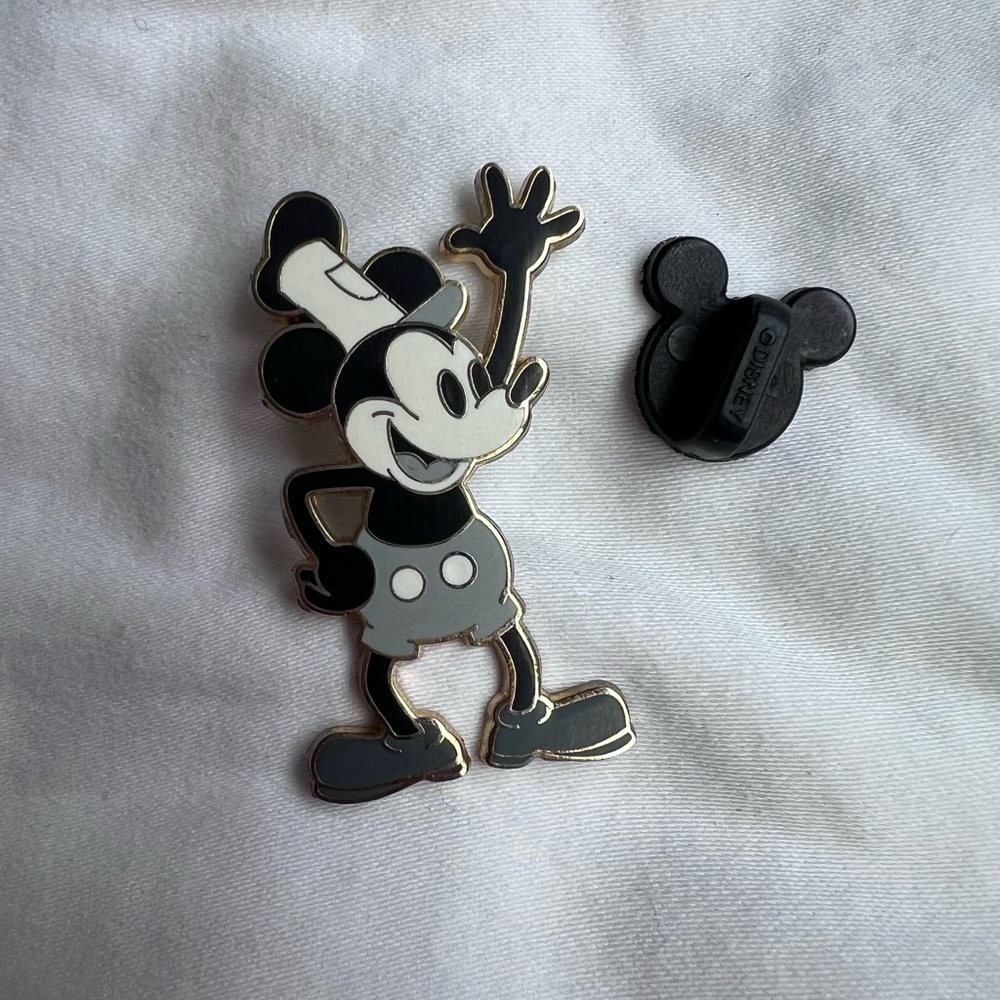 Steamboat Willie Mickey Mouse Enamel Pin - Picture 2 of 3